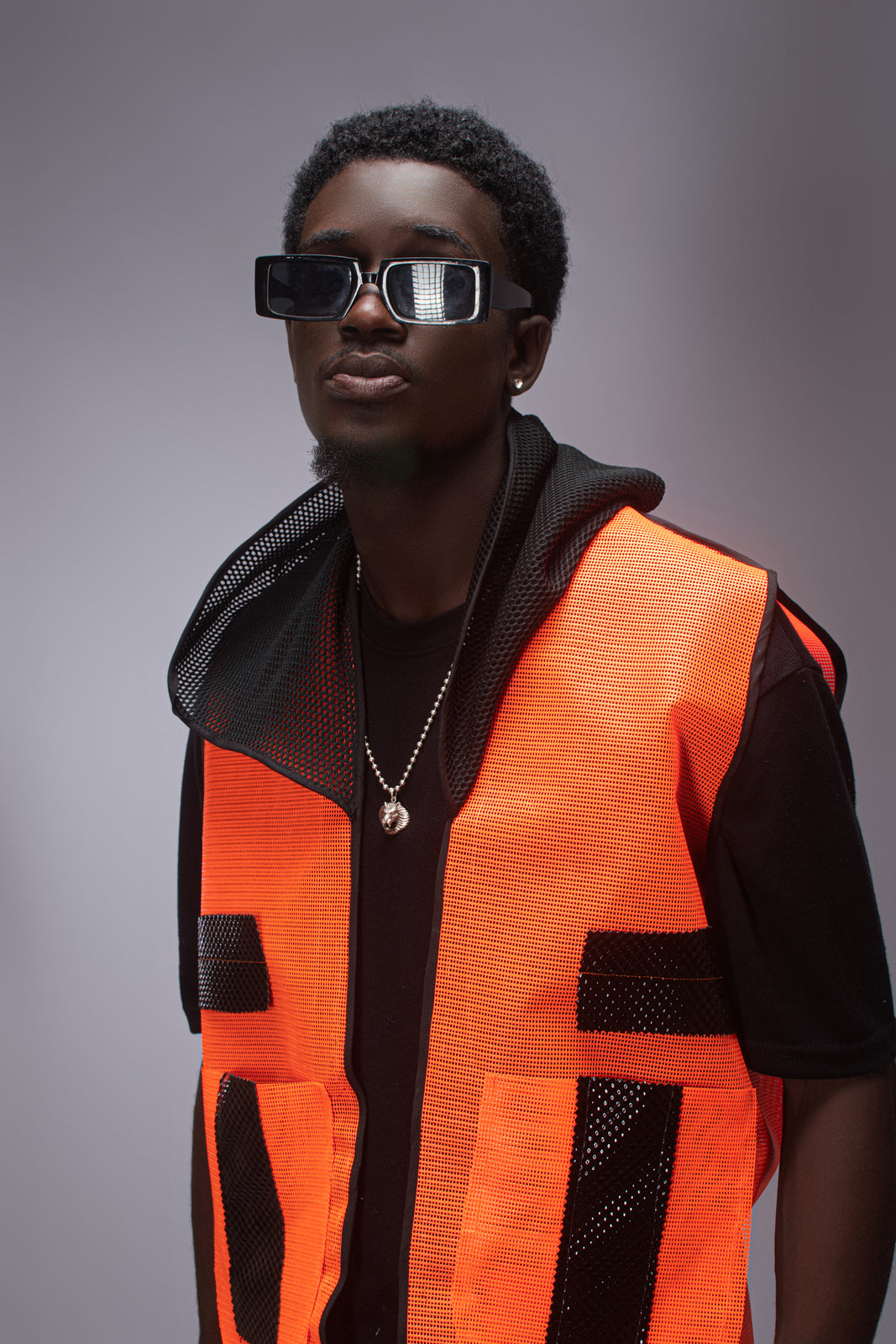 Gilet sans manches et capuche orange KARDA : Style éco-friendly et unique