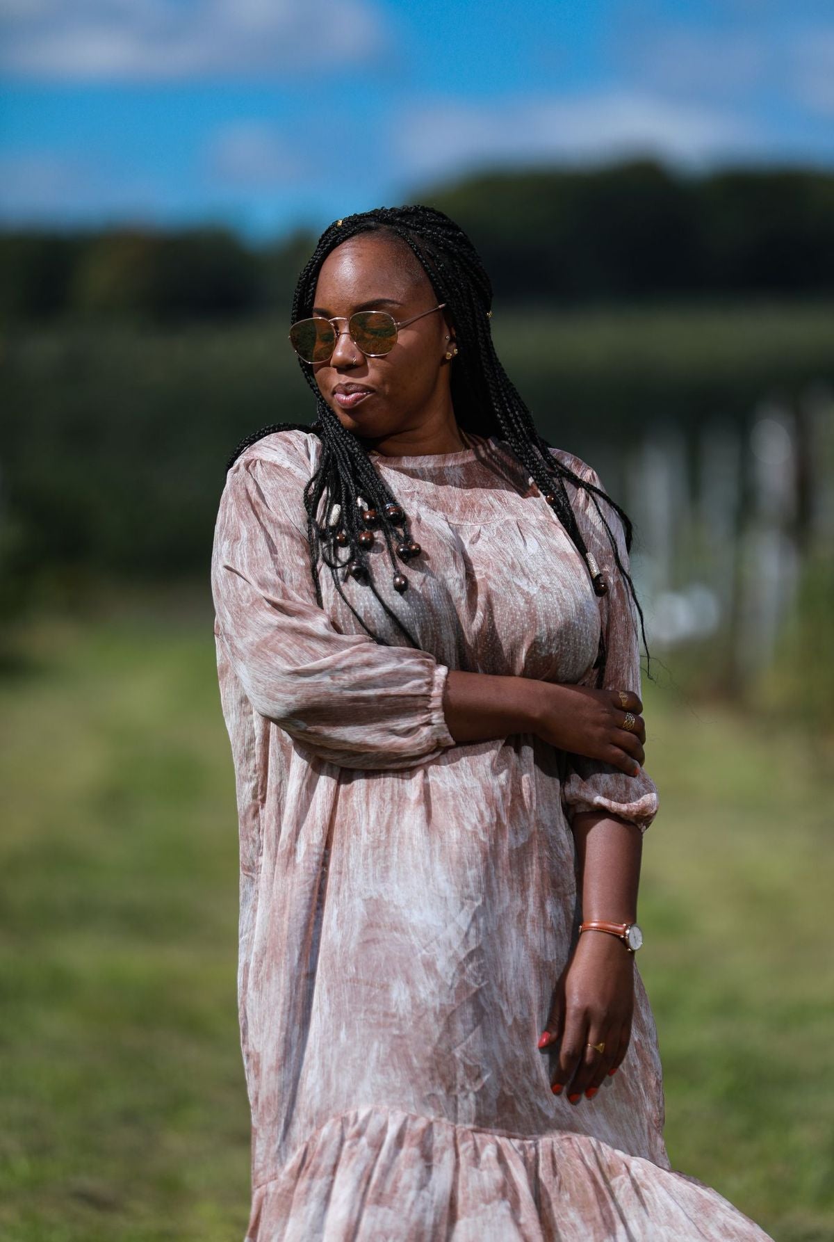 Crépuscule de Khemesse : La robe polyvalente qui vous enveloppe dans une élégance discrète