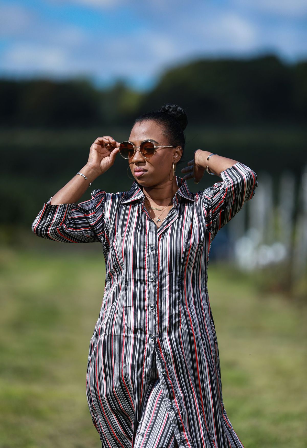 La robe Force de Tening et Diouma : Un symbole d'élégance classique et de polyvalence raffinée