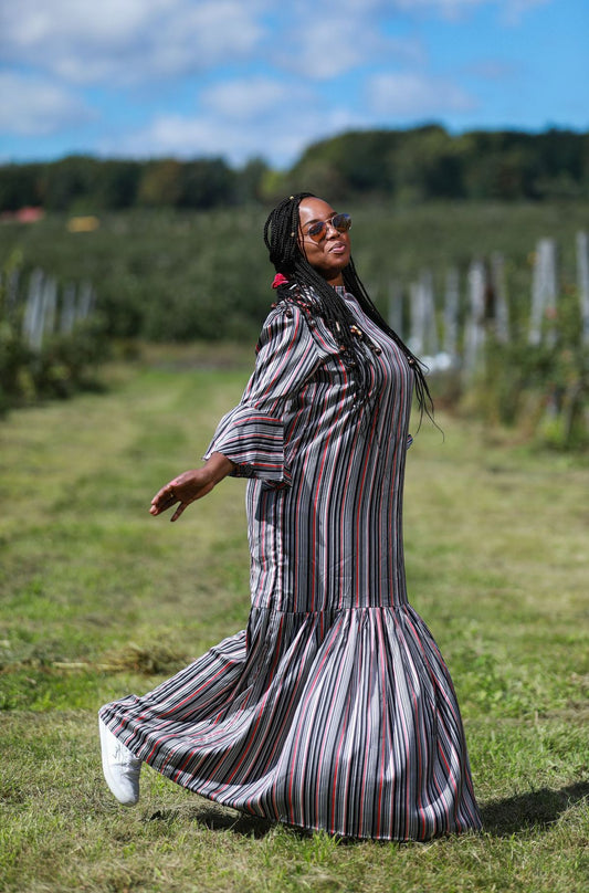 La robe Force de Tening et Diouma : Un symbole d'élégance classique et de polyvalence raffinée