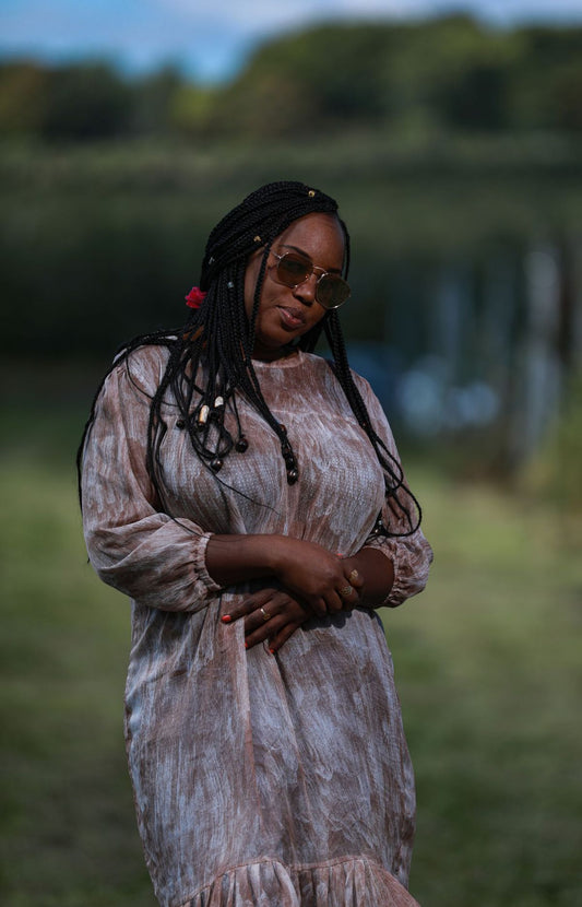 Crépuscule de Khemesse : La robe polyvalente qui vous enveloppe dans une élégance discrète