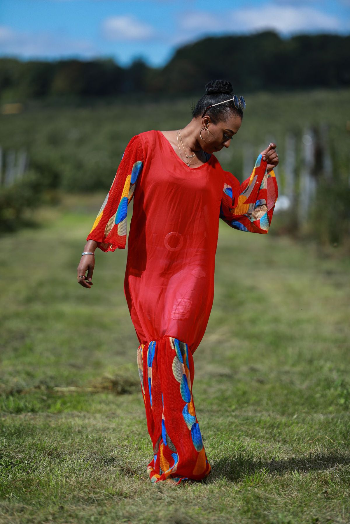 Écarlate : La Robe Audacieuse et Vibrante de Satine et Mossane